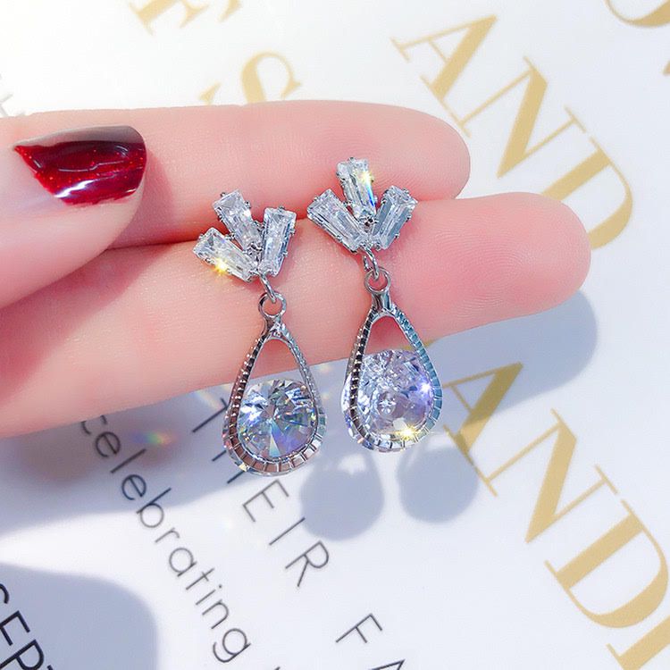 Nhân tiện cởi bỏ áo hai dây cùng hoa tai blingbling đổi thành một chic váy đuôi cá cùng áo khoác dạ tối màu mang hoa tai trân châu cùng chic túi Gucci